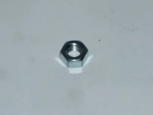 Sechskantmutter aus Metall auf weißem Hintergrund, die für Daikin-Produkte geeignet ist.